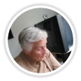 Alte Frau, die traurig guckt
