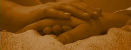 2 Hände, die eine andere Hand halten.