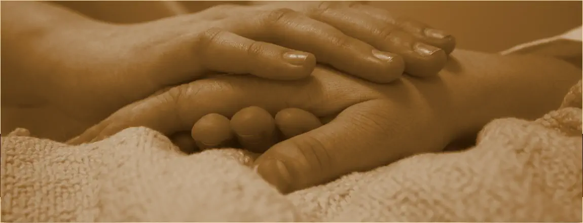 2 Hände, die eine andere Hand halten.