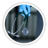 Stethoskop in einer Hand