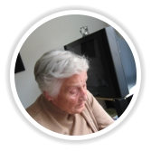 Alte Frau, die traurig guckt